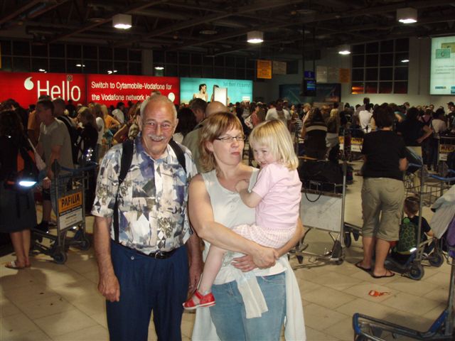 Birgit, Mille og Knud ved hjemrejsen fra lufthavnen på Cypern. 
