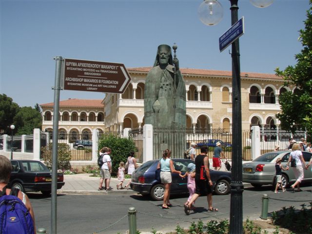 Statue af ærkebisp og præsident Makarius i Nicosia.            