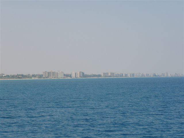Den to kilometer lange badestrand med de mange hoteller der nu står og forfalder.