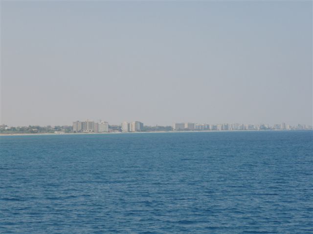 Den to kilometer lange badestrand med de mange hoteller der nu str og forfalder.                       